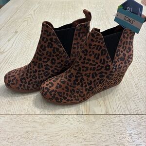 Women’s Toms Kelsey Suede Wedge Shorty Boots (Leopard Print/Gum Rubber)